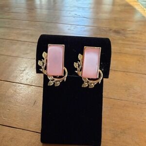 Vtg 50s Signed CORO Gold Tone Pink Moonglow Thermoset Clip Earrings Leaf Accents